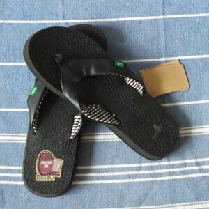 Sanuk Yoga Mat flip flops--NWT